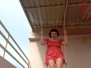 Depraved ibu rumah tangga swinging on a swing outdoors: dhuwur definisi reged film bd | xhamster