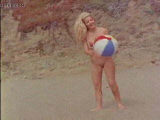 Naken lycklig flickor strand bollar