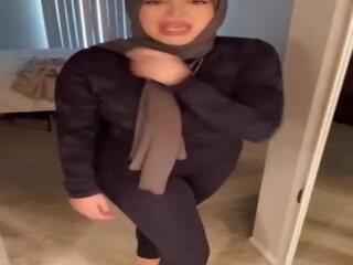 Fantasia mulher em um hijab com um grande cu