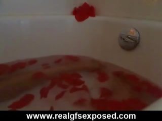 Prsatá bruneta růže bere a koupel na ji webkamera