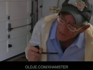 Wrinkled avô fode um petulante minúsculo em cu e cona