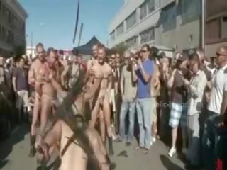 Público plaza con stripped hombres prepared para salvaje coarse violent homosexual grupo sexo película presilla