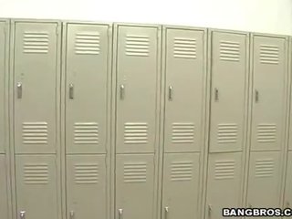 Prsnaté neuveriteľný milfka sať extractings v the muž locker izba