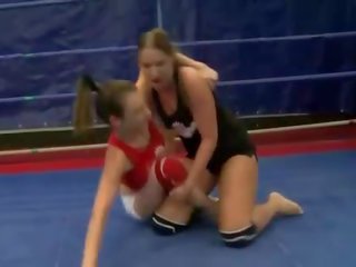 Eccellente ragazze in selvaggia lesbica combattimento