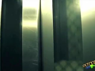 Lara y su mini atrapados tr el ascensor